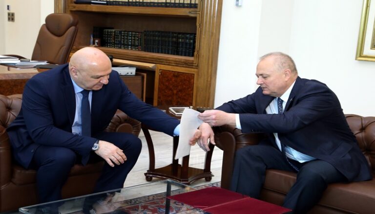 رسالة خطية من بوتين لعون