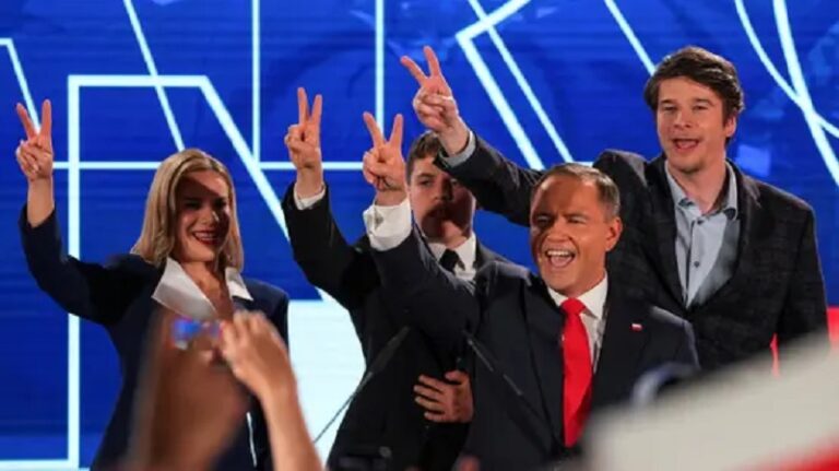 فوز كارول ناوروتسكي بالانتخابات الرئاسية البولندية