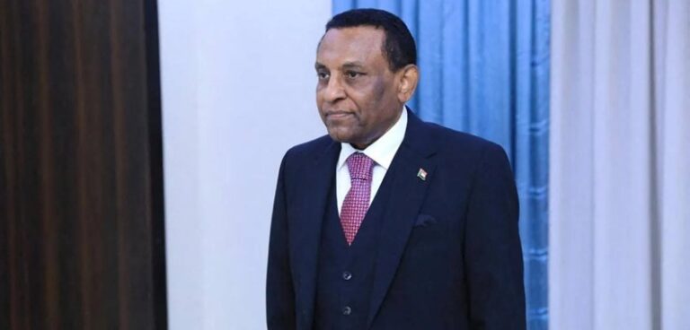 رئيس الوزراء السوداني يعلن حل الحكومة