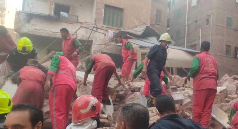 جرحى بانهيار عقارين في مصر