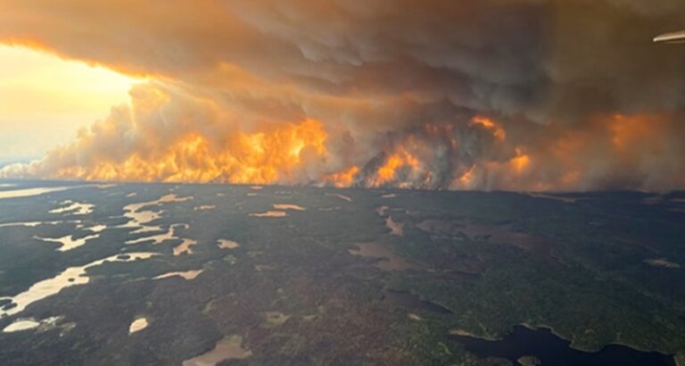 حرائق الغابات العنيفة تجتاح كندا (فيديو)