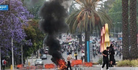 بالفيديو – مواجهات واعتقالات خلال احتجاجات على قوانين الهجرة في لوس أنجلوس