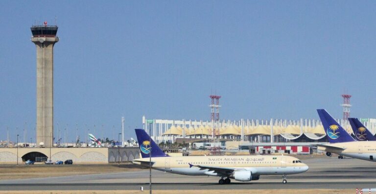 طائرة سعودية تغير مسارها بعد تهديد بوجود قنبلة