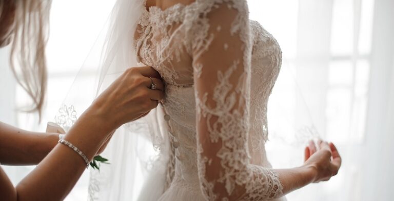 بالصور – إطلالات بيضاء ملكية.. نجمات عربيات احتفلن بزفافهن مؤخرًا