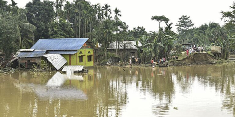 442 قتيلاً  بفيضانات إندونيسيا