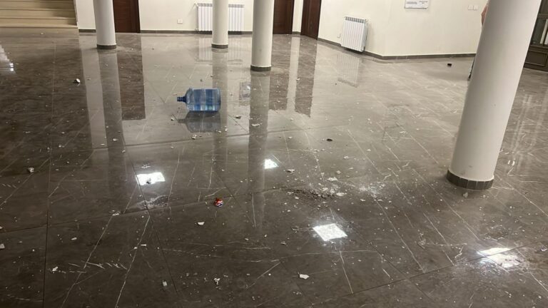 أعمال تخريب في بلدية رأس بعلبك (صور)