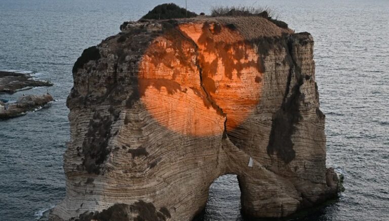 توافد الجموع نحو الروشة.. وفعالية إضاءة الصخرة لا تزال قائمة؟