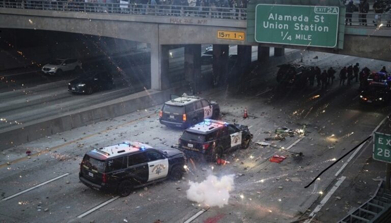 رصاص وتهديدات ضريبية.. كاليفورنيا تشتعل بوجه ترامب! (فيديو)