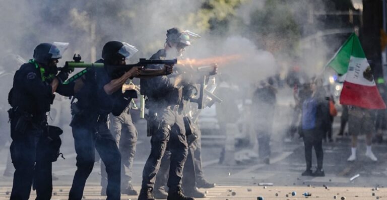 ترامب يتحدّى ديمقراطيّي كاليفورنيا: نُذر معركة انتخابية مبكرة