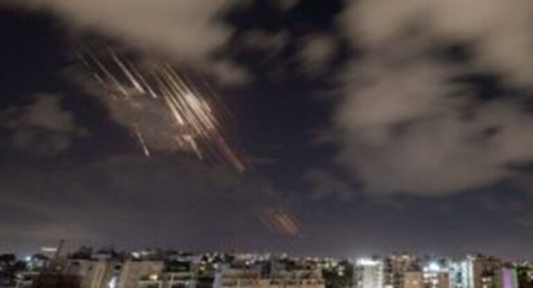 بالفيديو.. الشرطة الإسرائيلية تعتقل عرباً داخل الكيان لاحتفالهم بالصواريخ الإيرانية