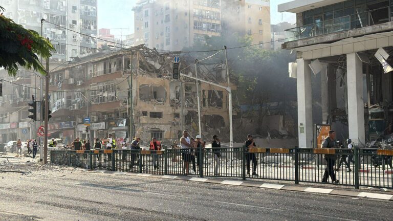 هدف الهجوم الإيراني هو مقر قيادة واستخبارات الاحتلال؟