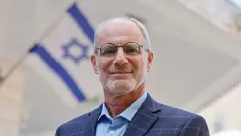 السفير الصهيوني: مفاجآت قادمة ضد إيران ستفوق عملية “البيجر”