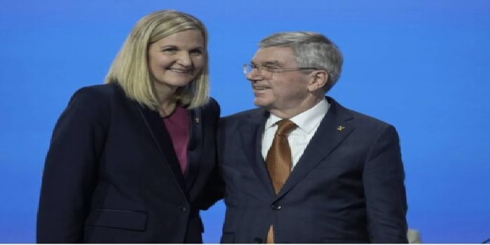 توماس باخ يُسلم “رئاسة اللجنة الأولمبية الدولية” لكريستي كوفنتري