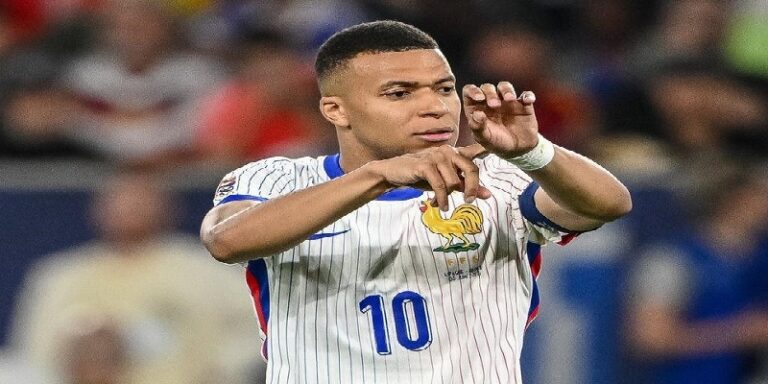 مبابي يكشف عن لاعبه المفضل لإحراز الكرة الذهبية