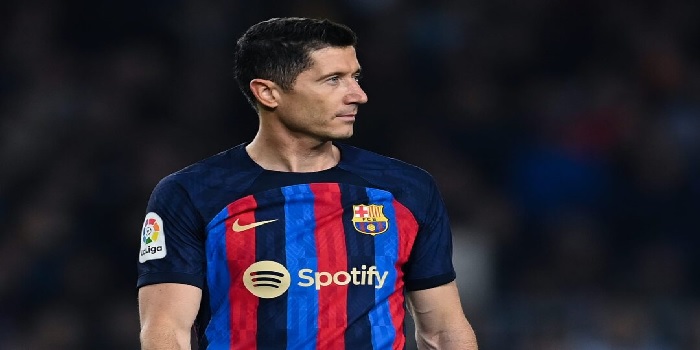 ليفاندوفسكي يحسم الجدل: سأبقى في برشلونة