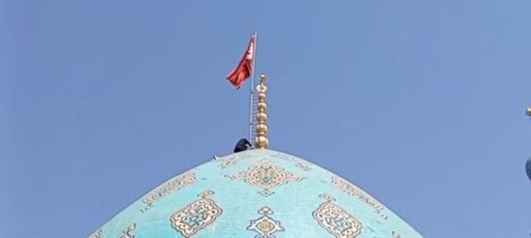 رفع راية الانتقام على قبة جمكران (فيديو)