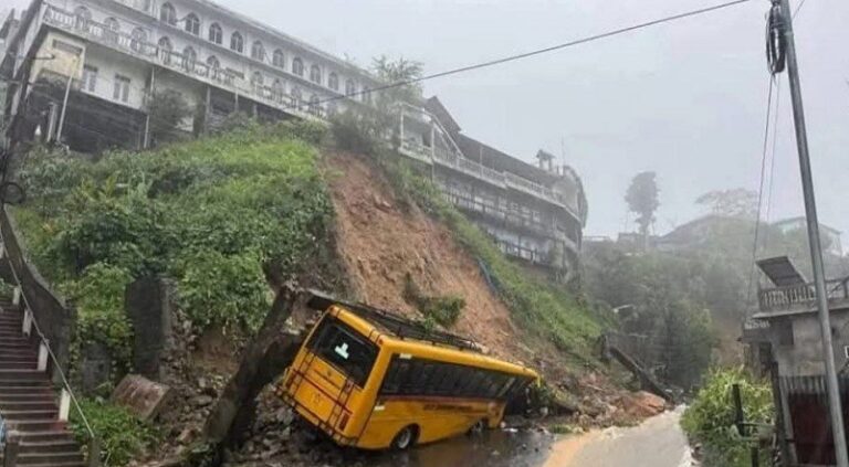 18 قتيلاً بفيضانات الهند (فيديو)