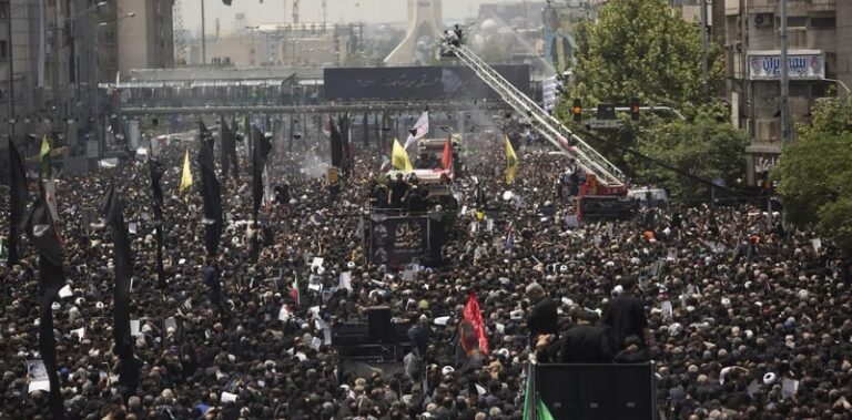 بالفيديو والصور – إيران تشيع شهداءها