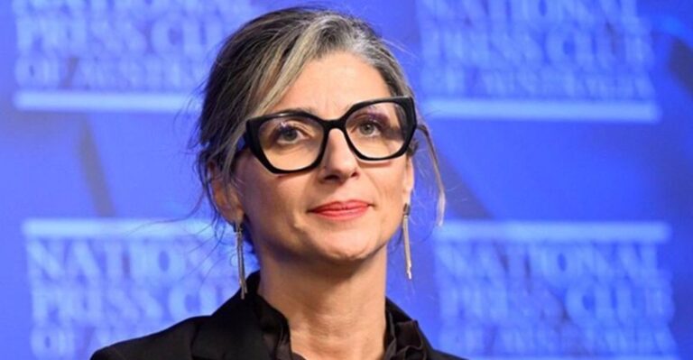 ألبانيز: أميركا تنتهك حصانتي!