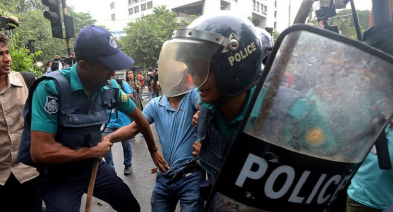 قتلى باشتباكات بين الأمن ومؤيدي رئيس الوزراء المقالة في بنغلادش (فيديو)