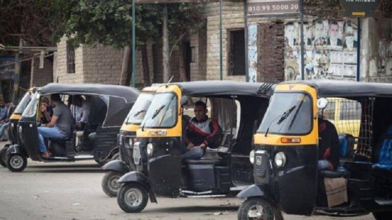 سائقو “التوك التوك” يحتجون في الهرمل