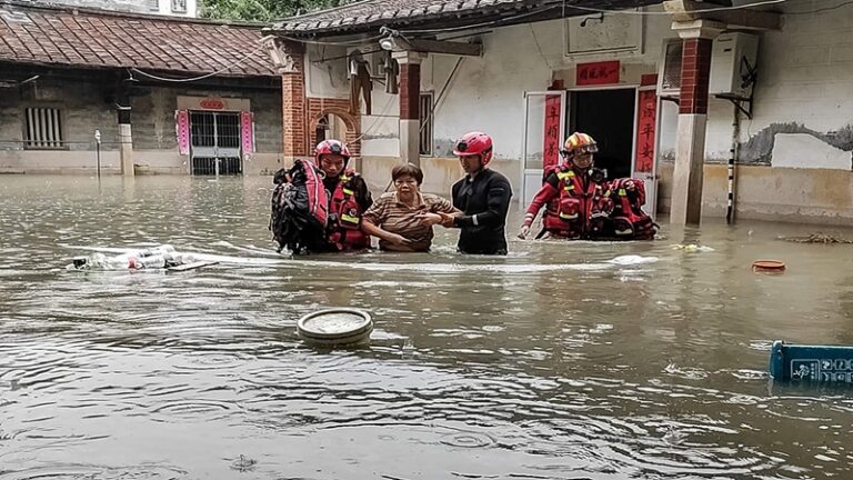 مقتل شخصين وفقدان آخرين بفيضانات الصين (فيديو)