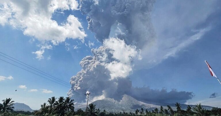 بالفيديو – ثوران بركان جبل “ليوتوبي” في اندونيسيا
