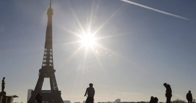 صيف قاسٍ على فرنسا.. إغلاق برج “إيفل” والمدارس وحالات وفاة!