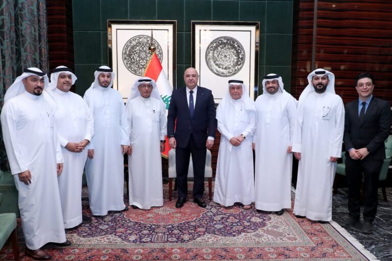 عون لوفد من رؤساء تحرير الصحف البحرينية: لبنان ينتظركم