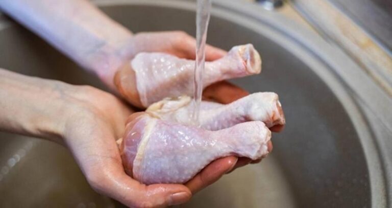 لا تغسلوا الدجاج قبل الطهي!