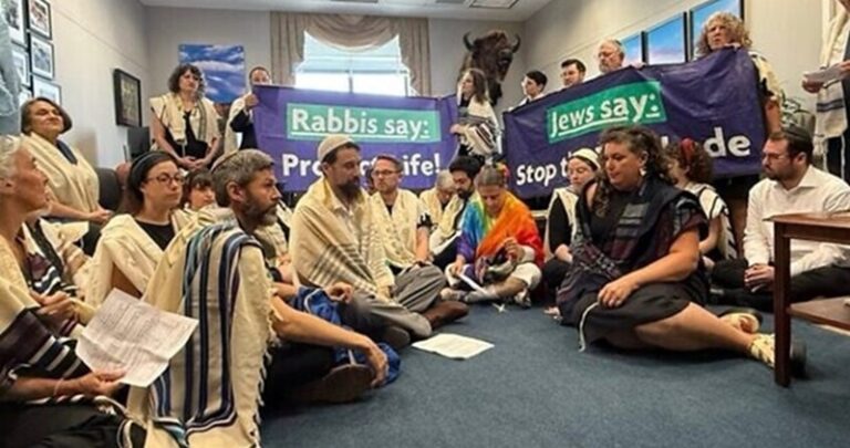 حاخامات يهود يتظاهرون في واشنطن ونيويورك دعماً لغزة!