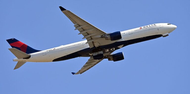 25 جريحاً بهبوط اضطراري لطائرة ركاب في أميركا