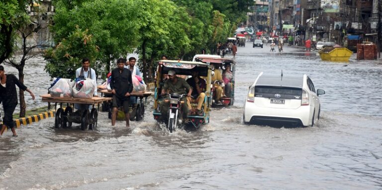 72 قتيلاً بالفيضانات في باكستان (فيديو)