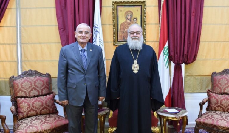 منسى زار البطريرك اليازجي معزيًا بشهداء تفجير دمشق