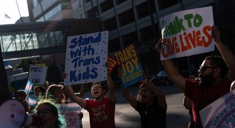 صراع الهوية.. احتجاجات في لوس أنجلوس بعد تراجع دعم الرعاية الجندرية!