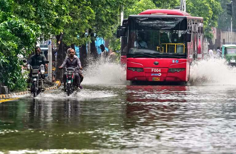 63 قتيلاً و290 مصاباً جراء الأمطار الموسمية في باكستان (فيديو)