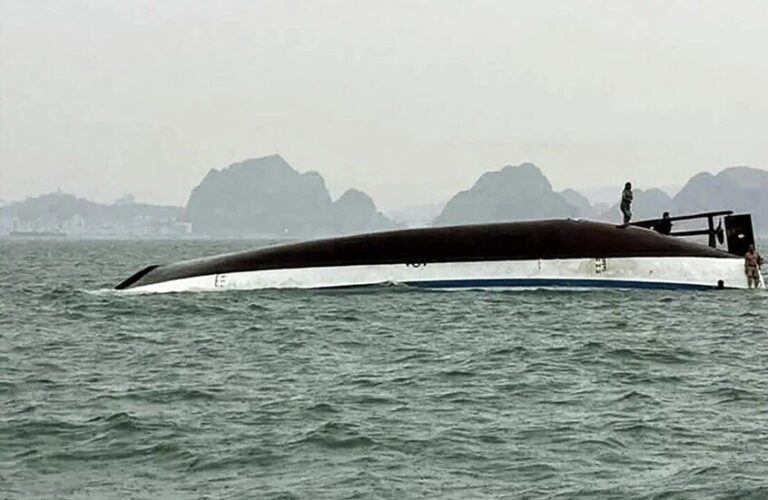 27 قتيلاً إثر انقلاب قارب سياحي في فيتنام