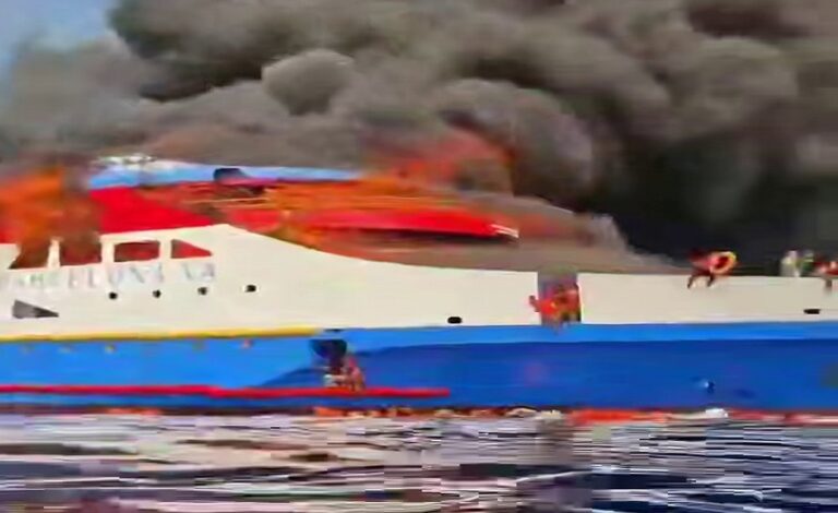 3 قتلى وانقاذ أكثر من 500 آخرين قبالة جزيرة إندونيسية