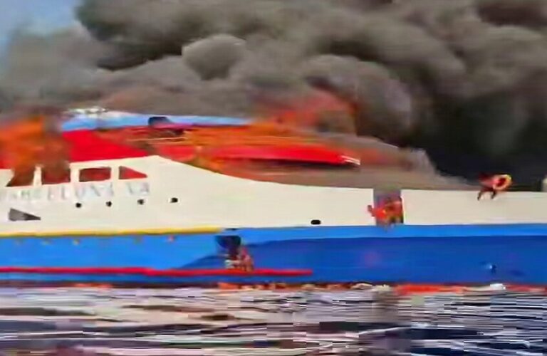 حريق يجبر المئات على القفز في البحر! (فيديو)