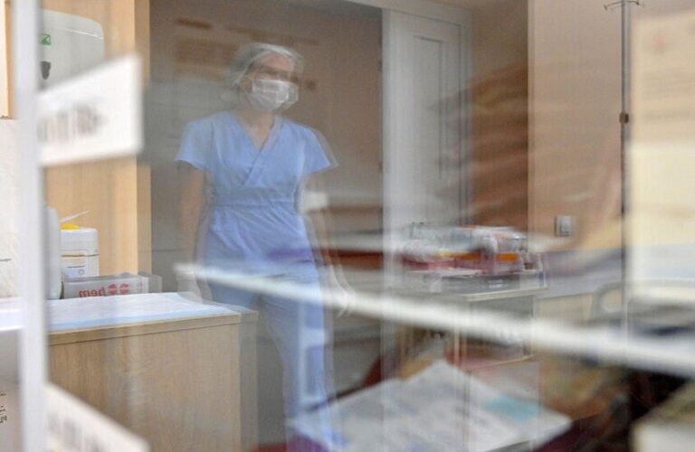 ممرضة عملت بـ20 اسماً مستعاراً!