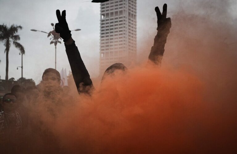 آلاف المتظاهرين يطالبون برحيل رئيس الوزراء الماليزي (فيديو)