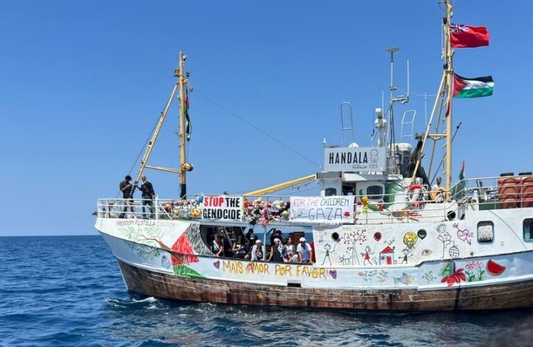 مسيرة صهيونية تحلق فوق سفينة “حنظلة” (فيديو)