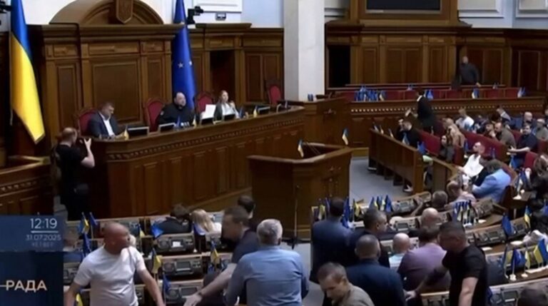 بالفيديو – شجار في البرلمان الأوكراني