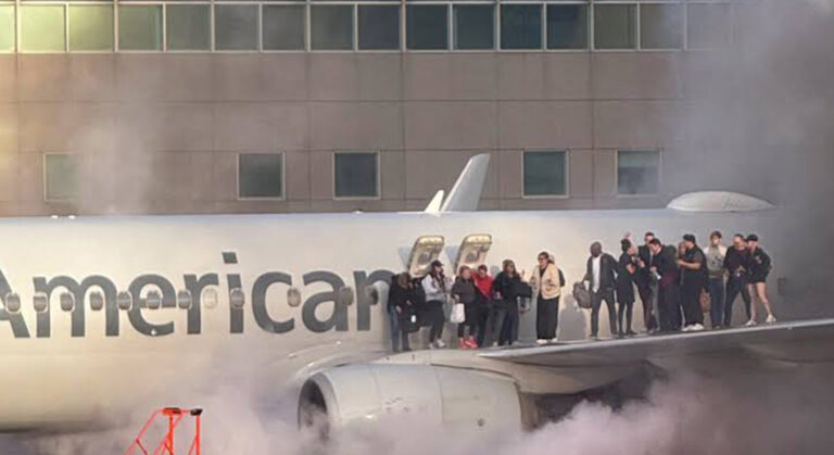 بالفيديو – حريق مفاجئ في طائرة أميركية بمطار دنفر وإجلاء الركاب