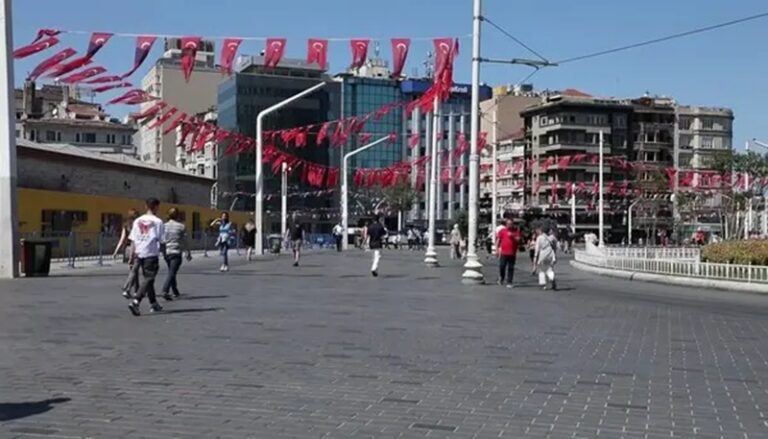 بالفيديو – الأتراك يعتدون على السياح العرب