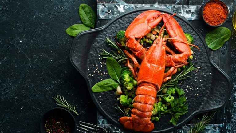 مطعم يقدم الكركند حياً!