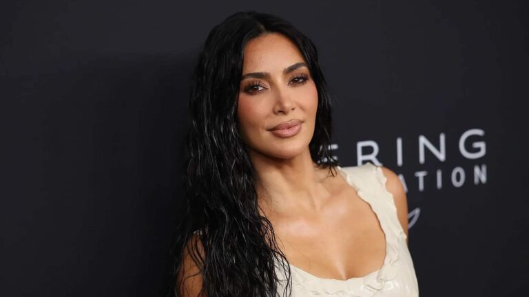 كيم كارداشيان تسحر المتابعين بإطلالة سوداء جريئة (صور)