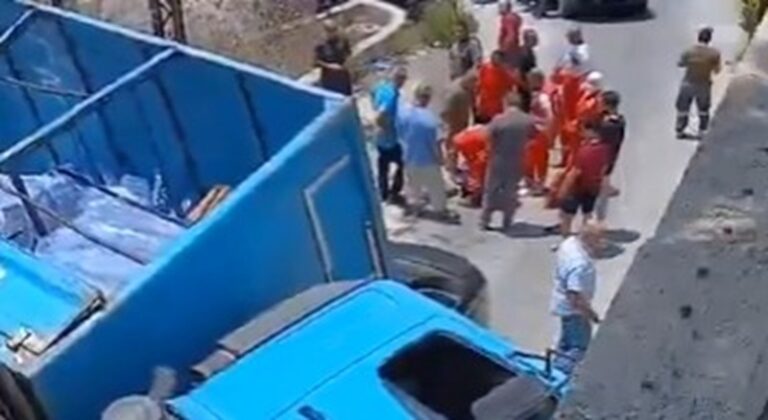 انقلاب شاحنة على سيارة في راسنحاش (فيديو)