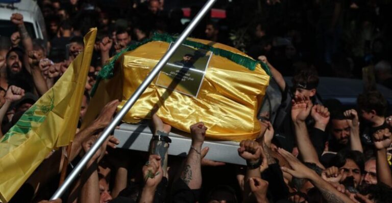 بالصور – “حزب الله” يشيّع أبو علي ونجله بمأتم حاشد