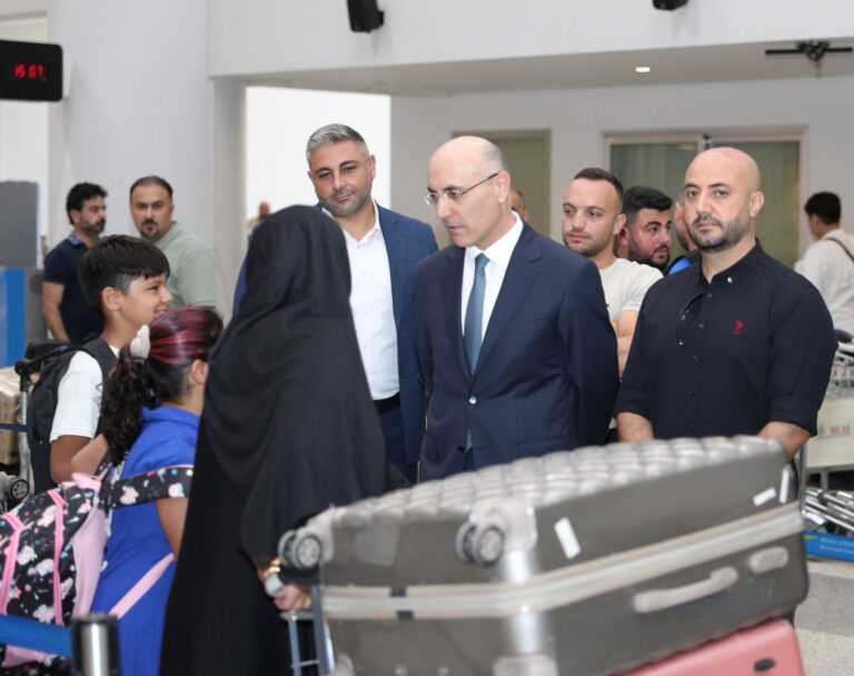 جولة للحجار في مطار بيروت